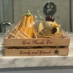 NIP Russ Berrie ceramic Chicken & Squash Salt & Pepper Shakers in Nest & Crate